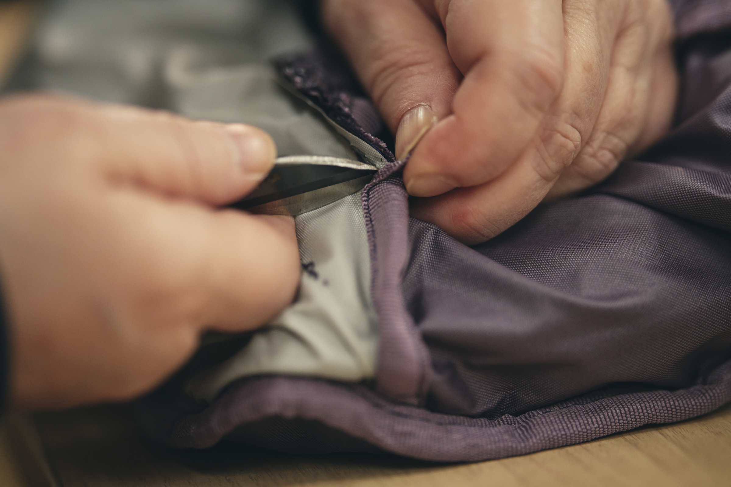 ライニングの縫製をほどく様子