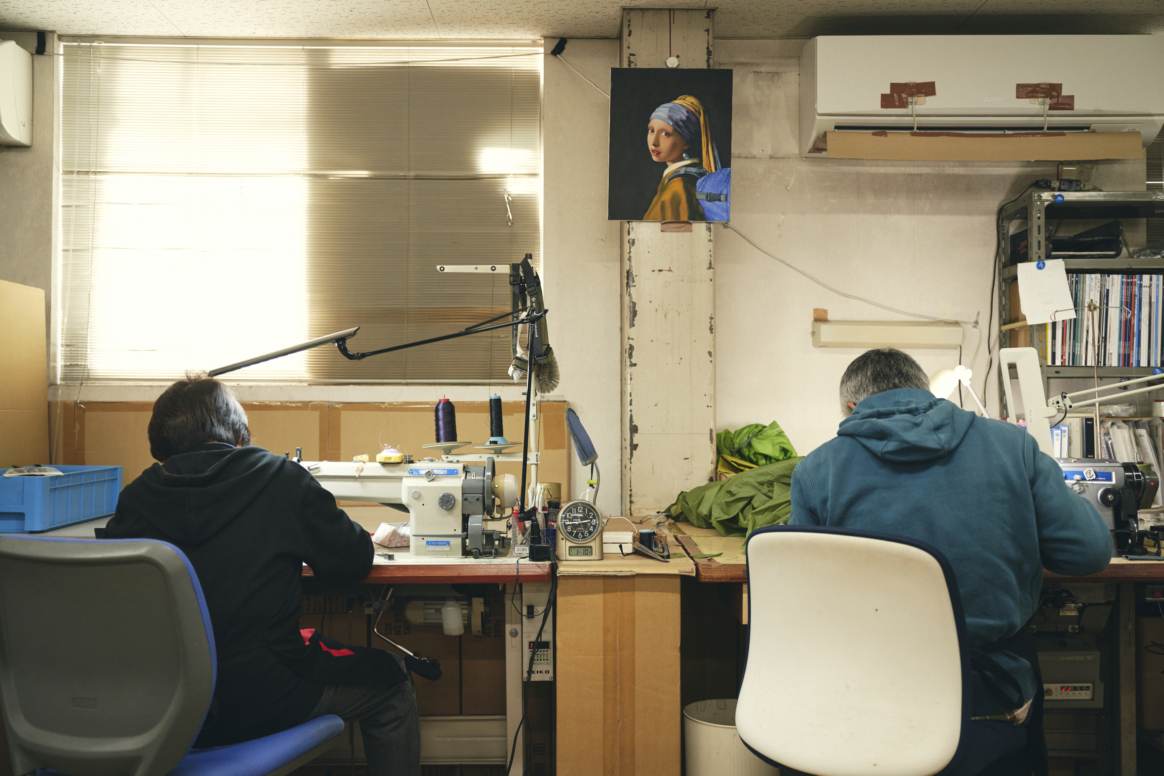 ミシンに向き合うスタッフ